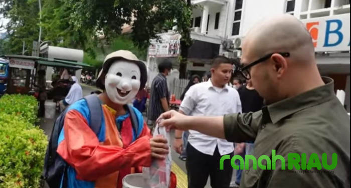 Ribuan Takjil Gratis, Penerima Takjil: Alhamdulillah, senang rasanya dapat Takjil dari UBK dan ReJo