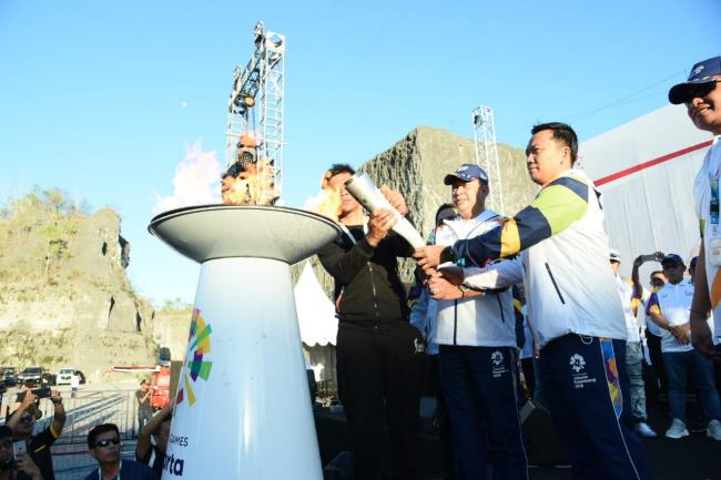 Ketua DPR RI Sulutkan Api Asian Games 2018