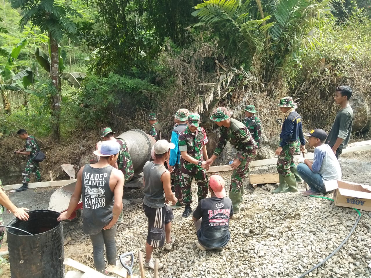 Dansatgas TMMD Salami Warga Bagian Angkut Material