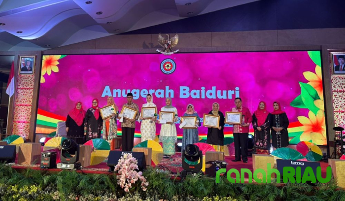 Apresiasi Wanita Hebat Riau, PRBF Berikan Anugerah Baiduri