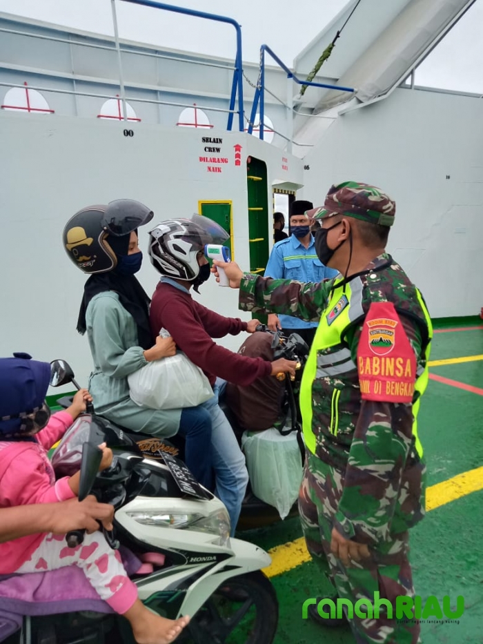 Cegah COVID-19, Serma Rudianto Cek Penumpang Kapal Roro di Pelabuhan Bengkalis