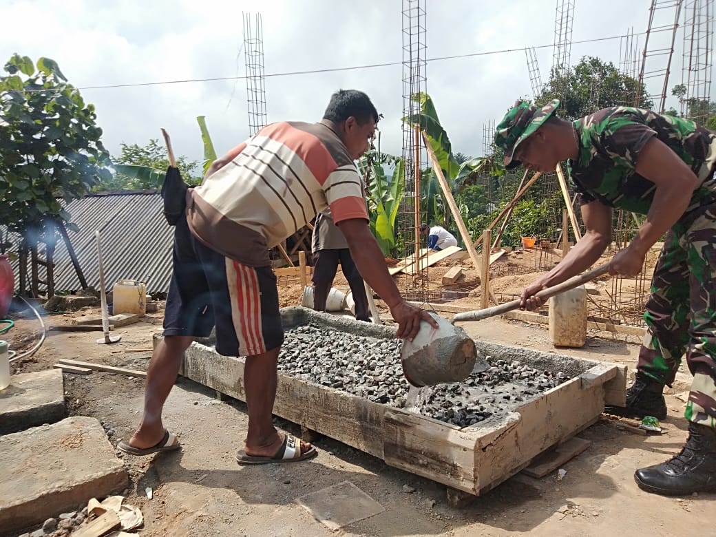  TMMD, Bareng Warga Serda Purwanto Aduk Semen