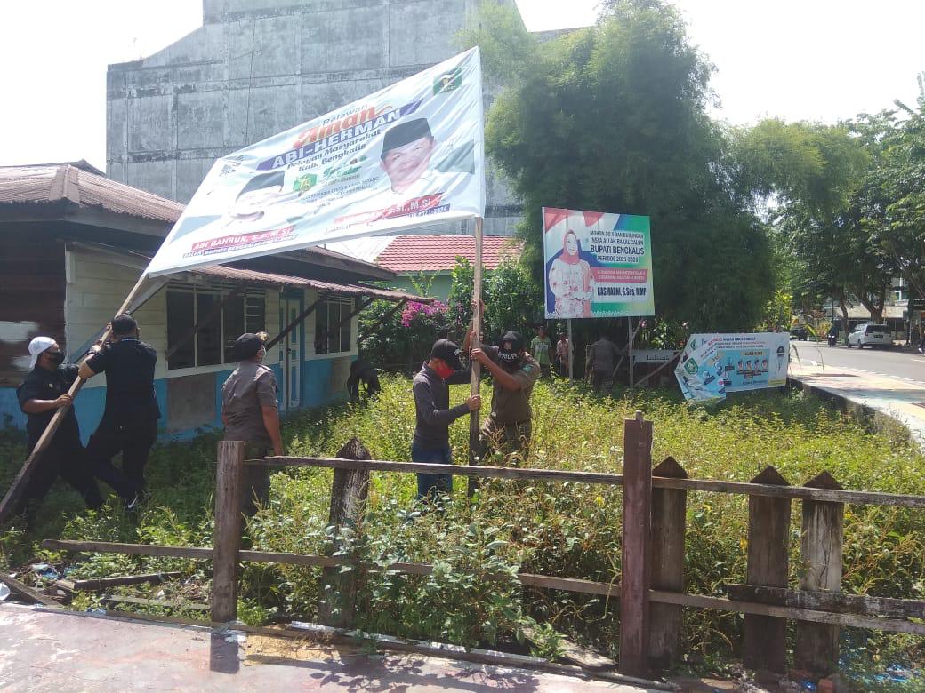 Sebanyak 255 APS Paslon Bupati/Wakil Bupati Tahun 2020 di Tertibkan Bawaslu Bengkalis