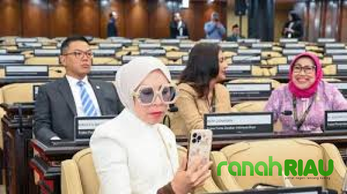 Tak Seperti Horor, Melly Goeslaw Keluhkan Film Seni yang Cepat Diturunkan dari Bioskop