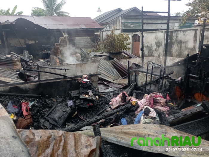 Diduga Korsleting Listrik, Rumah Semi Permanen di Desa Senggoro Ludes Terbakar