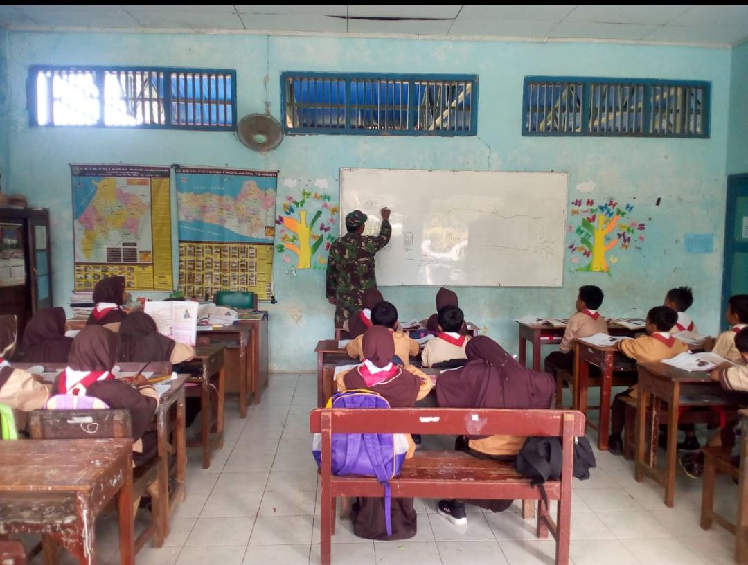 Tentara Ini Tanamkan Cinta Tanah Air Kepada Pelajar