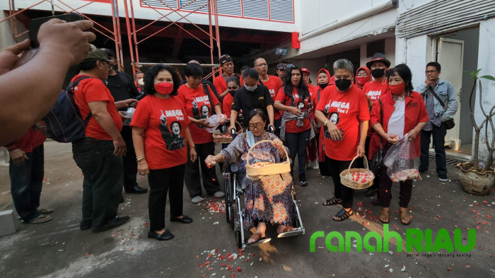 Peringati Kudatuli, Kader PDIP gelar tabur bunga 