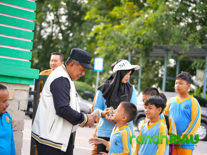Alfedri Sambut Pelajar Perdana Masuk Sekolah Pasca Libur Panjang