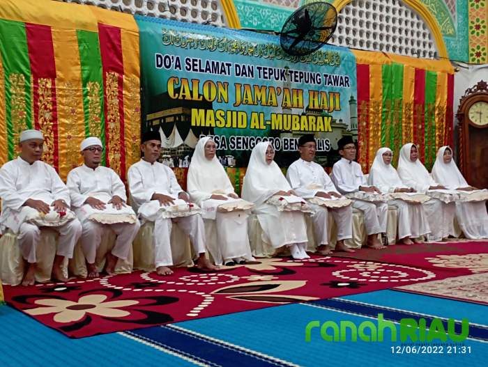 Jelang Berangkat ke Tanah Suci, 10 JCH Tepuk Tepung Tawar di Masjid Al-Mubarak Desa Senggoro