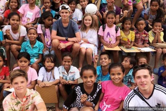 Keluarga Beckham Mengajar di Sekolah Anak-Anak Sumba NTT