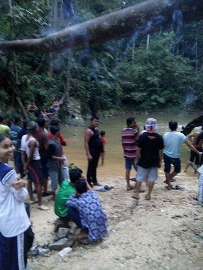 Alamak..Lagi Asyik Main Di air Terjun, Pria ini Lompat, Jeburrr Tak Nimbul Lagi..
