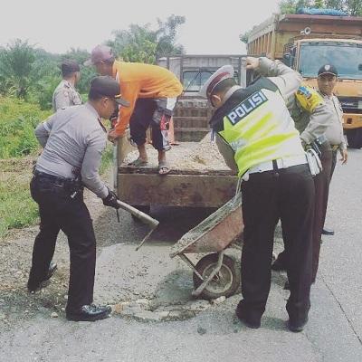  Timbun Jalan Berlubang, Inisiatif Polsek Ini Patut Di Apresiasi