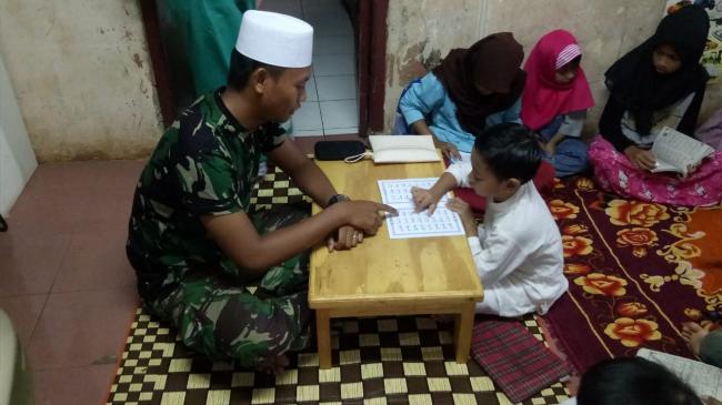 Senangnya Anak-Anak Kampung Cakung Diajari Ustadz Tentara