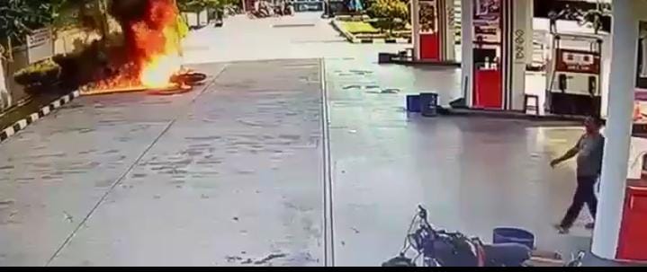 Sepeda Motor Terbakar di SPBU Selatpanjang