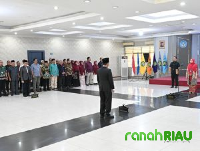 Rektor Unri resmi Lantik dan Ambil Sumpah Dekan Fakultas Teknik Periode 2025-2029