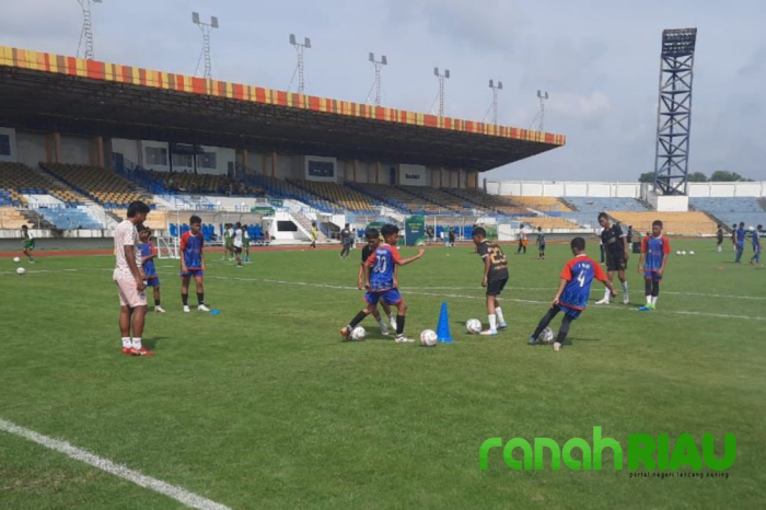 Pelatih PSPS Aji Santoso Bagi Ilmu ke Pemain Muda, SSB Pekanbaru makin Semangat