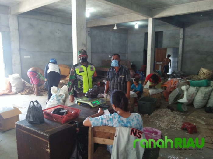 Pandemi COVID-19, Babinsa Koramil 01 Bengkalis Kerap Kunjungi Warga Binaanya