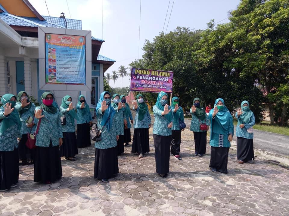 Kelurahan Balik Alam Menyalurkan Sembako dan Masker