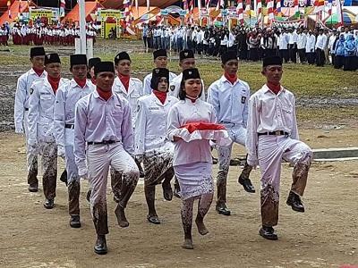 Bangga... Meski Berbalut Lumpur, Paskibra Ini Tetap Semangat Kibarkan Merah Putih