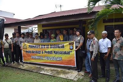 Polresta Pekanbaru Berikan Bantuan Untuk Janda Tua Kurang Mampu