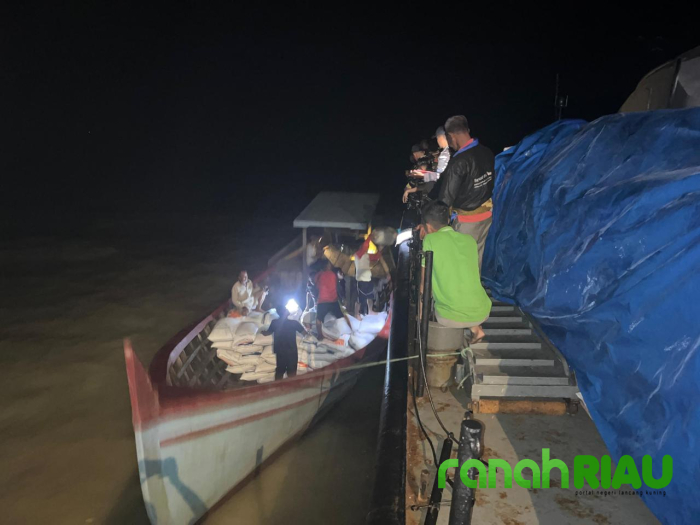 Tiba di Aceh, KRI SSA-378 TNI AL Debarkasi Bantuan bagi Masyarakat terdampak Bencana