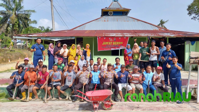 Peduli Terhadap Kesehatan Masyarakat, Polsek Singingi Gelar Jumat Bersih di Desa Sungai Sirih