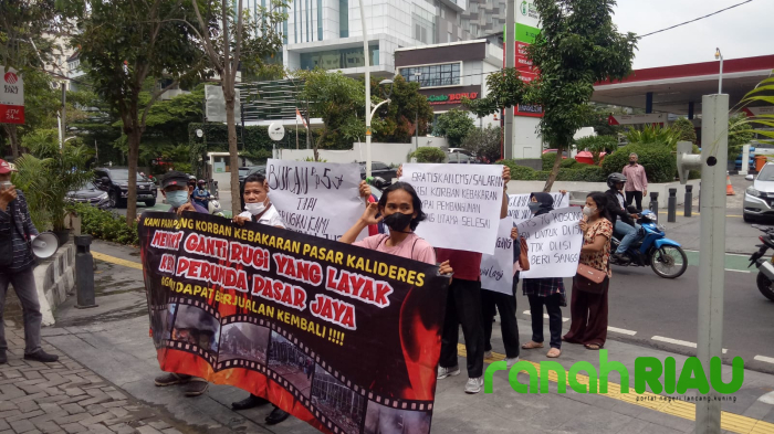 Sejumlah Pedagang Pasar Kalideres, Menggelar Aksi Unjuk Rasa di Depan Kantor Pasar Jaya