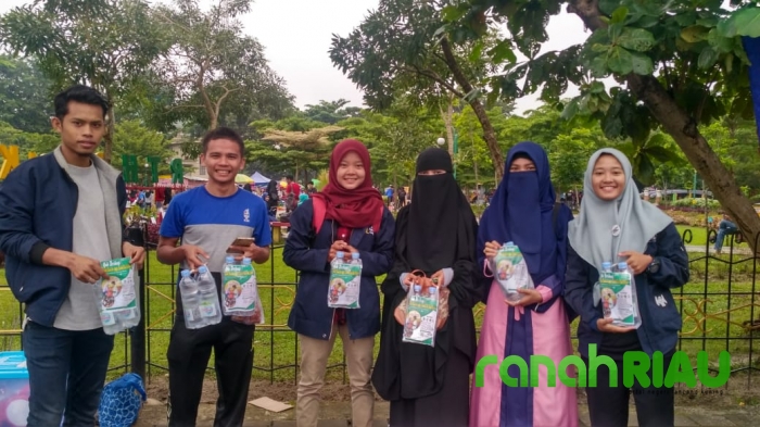 Volunteers Komunitas GBMN-MERANTI berjualan untuk Bhakti sosial