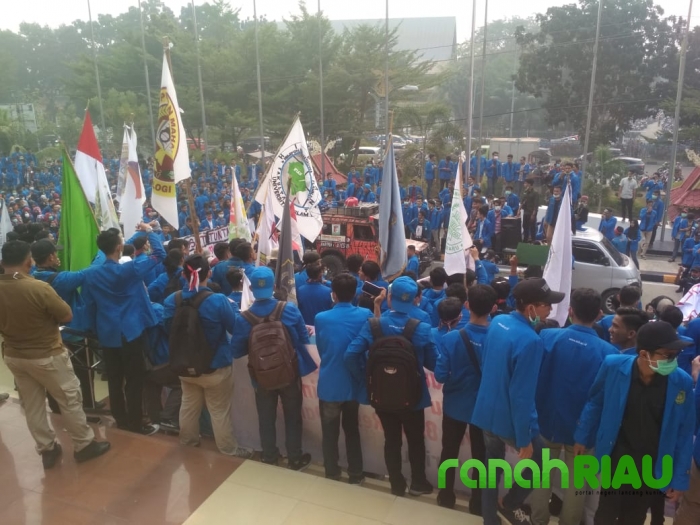 Suarakan Rakyat Soal Asap, Ribuan Mahasiswa Dobrak DPRD Riau
