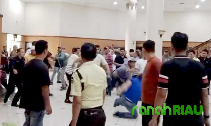 Gedung DPRD Riau Memanas: Usai Rapat Banggar, Kericuhan Pecah, Petugas Keamanan Berdarah