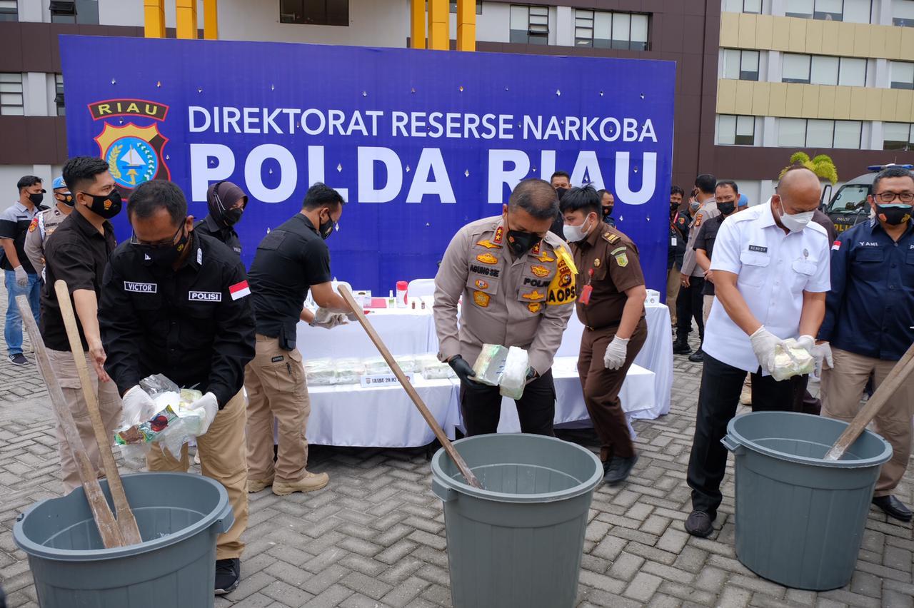Kapolda Riau Release Penangkapan Narkoba Jenis Cair Dan Musnahkan 20 KH Sabu