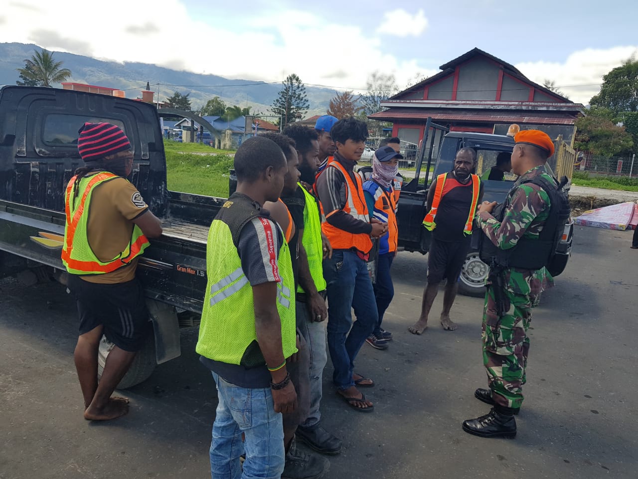 Satgas Pamrahwan Yonko 462 Paskhas Sosialisasi Keamanan Penerbangan