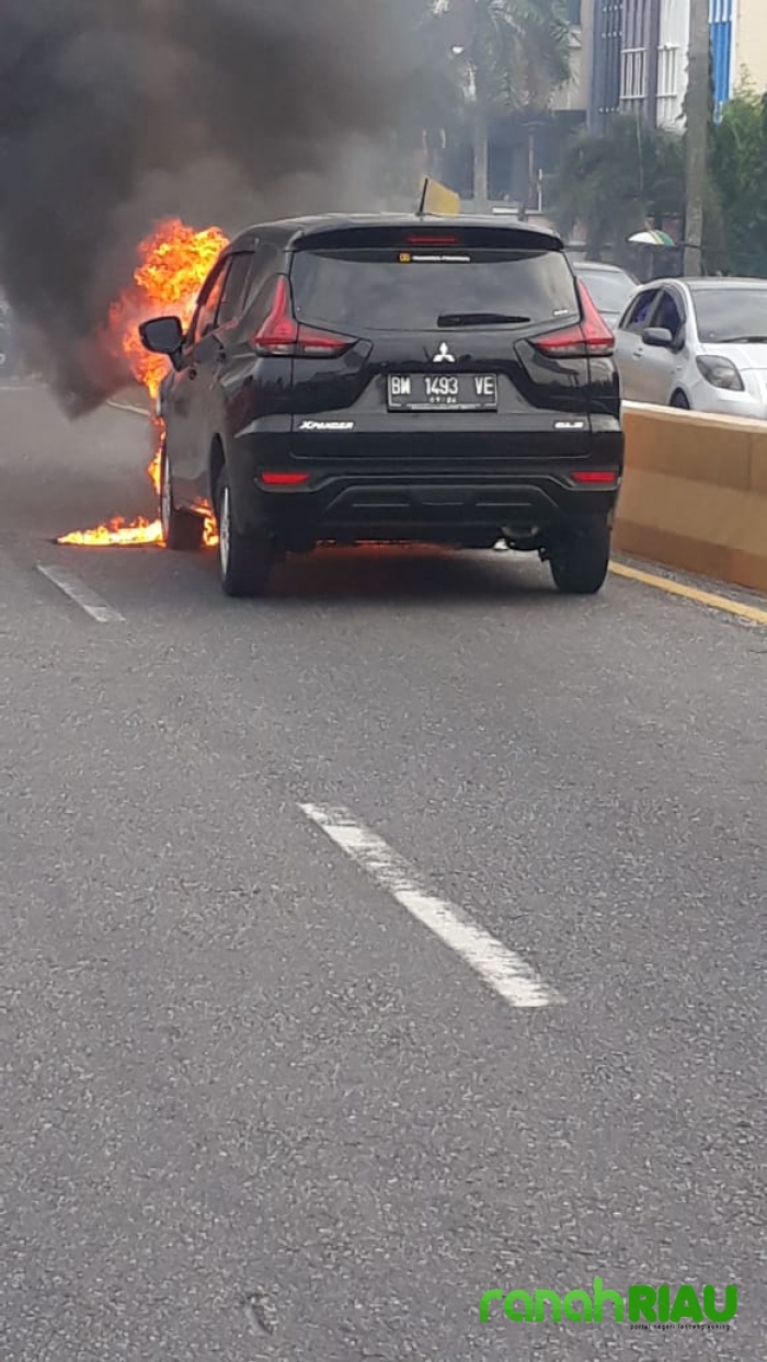Satu unit Xpander terpanggang di Flyover Sudirman