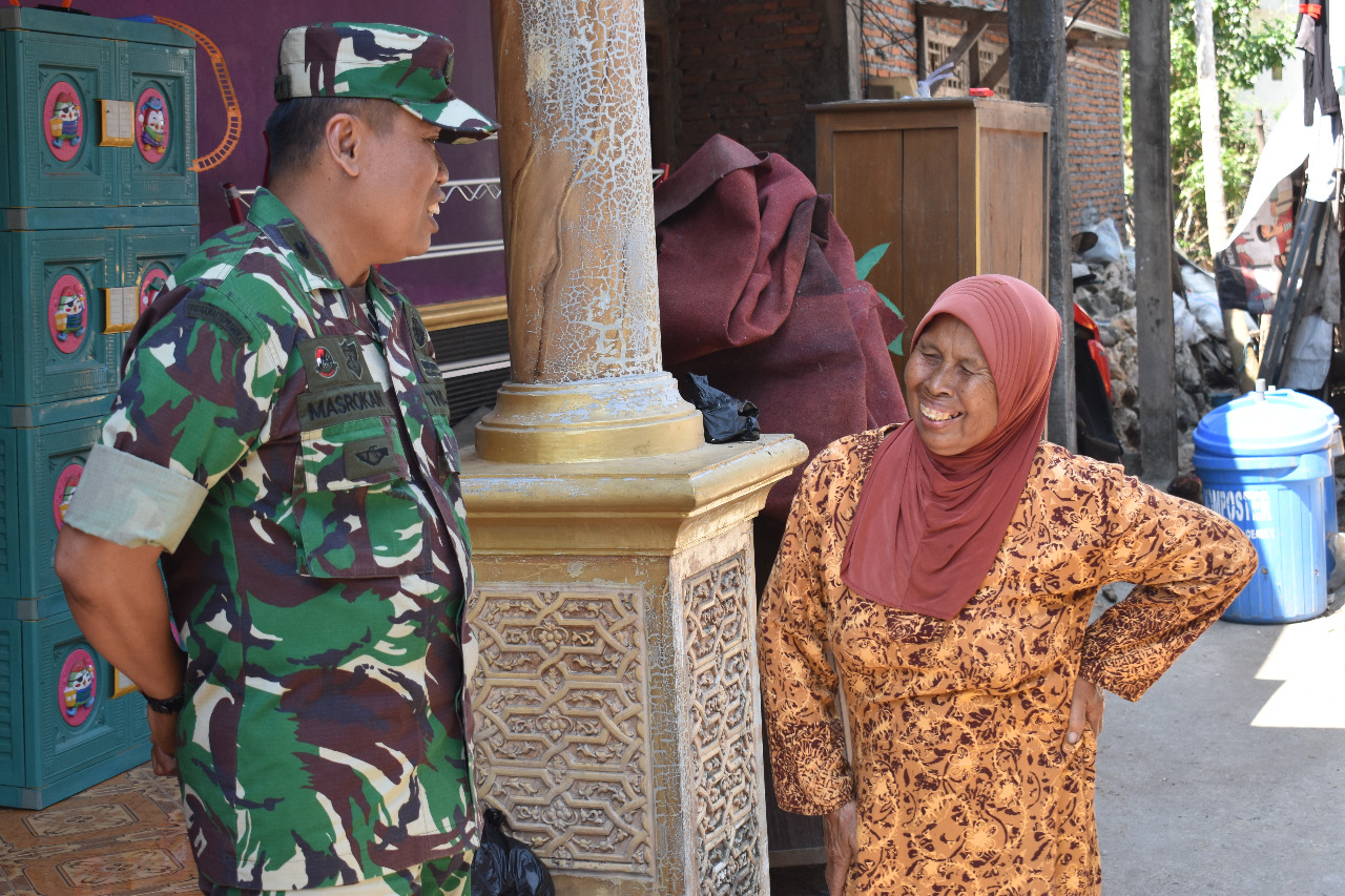 Hapus Kesedihan Nenek, Satgas TMMD Kodim Demak Rehab Rumah Mbah Sarmi