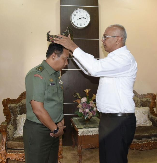 Pj Bupati Inhil Sambut Kedatangan Pati Mabesad TNI, Kemudian Memasangkan Tanjak Cirihas Riau