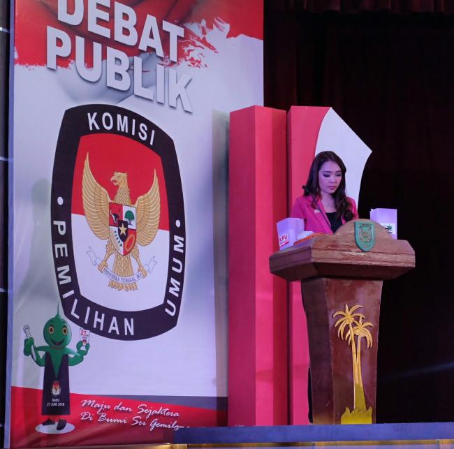 Woww.. Moderator Cantik Ini Mampu Mendinginkan Susana Debat Pilkada Inhil 2018