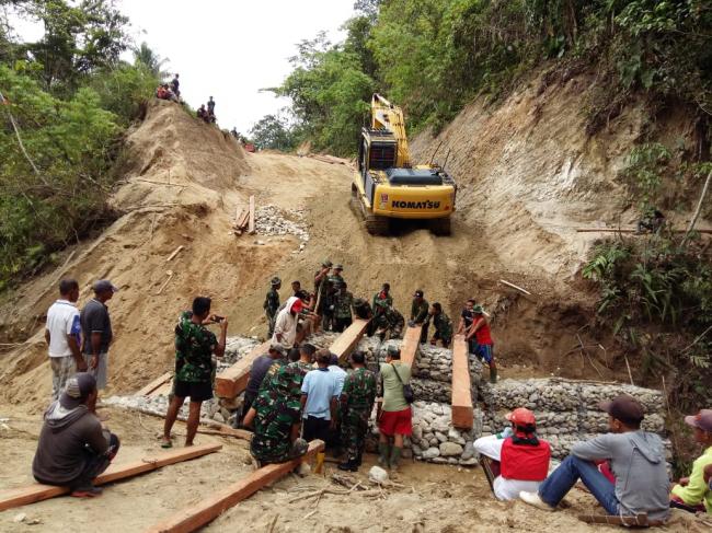 Pacu Semangat, Danramil 13/Donggala Bantu Satgas TMMD Kerjakan Sasaran Fisik