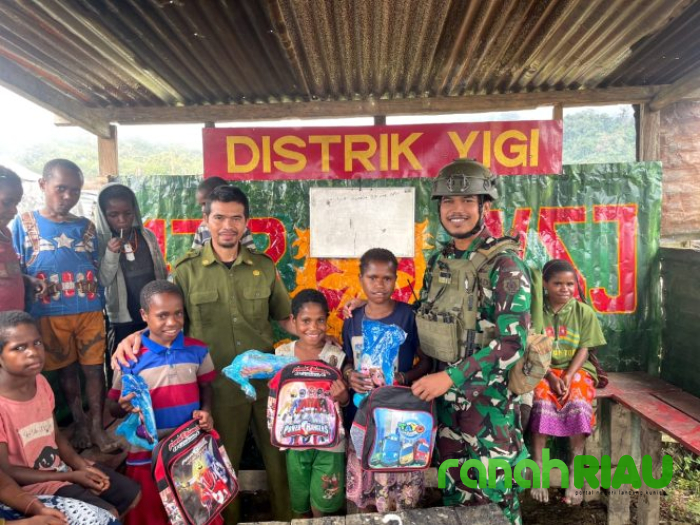 Pasukan TNI bangkitkan Semangat anak anak Krepkuri dengan Bermain Volly