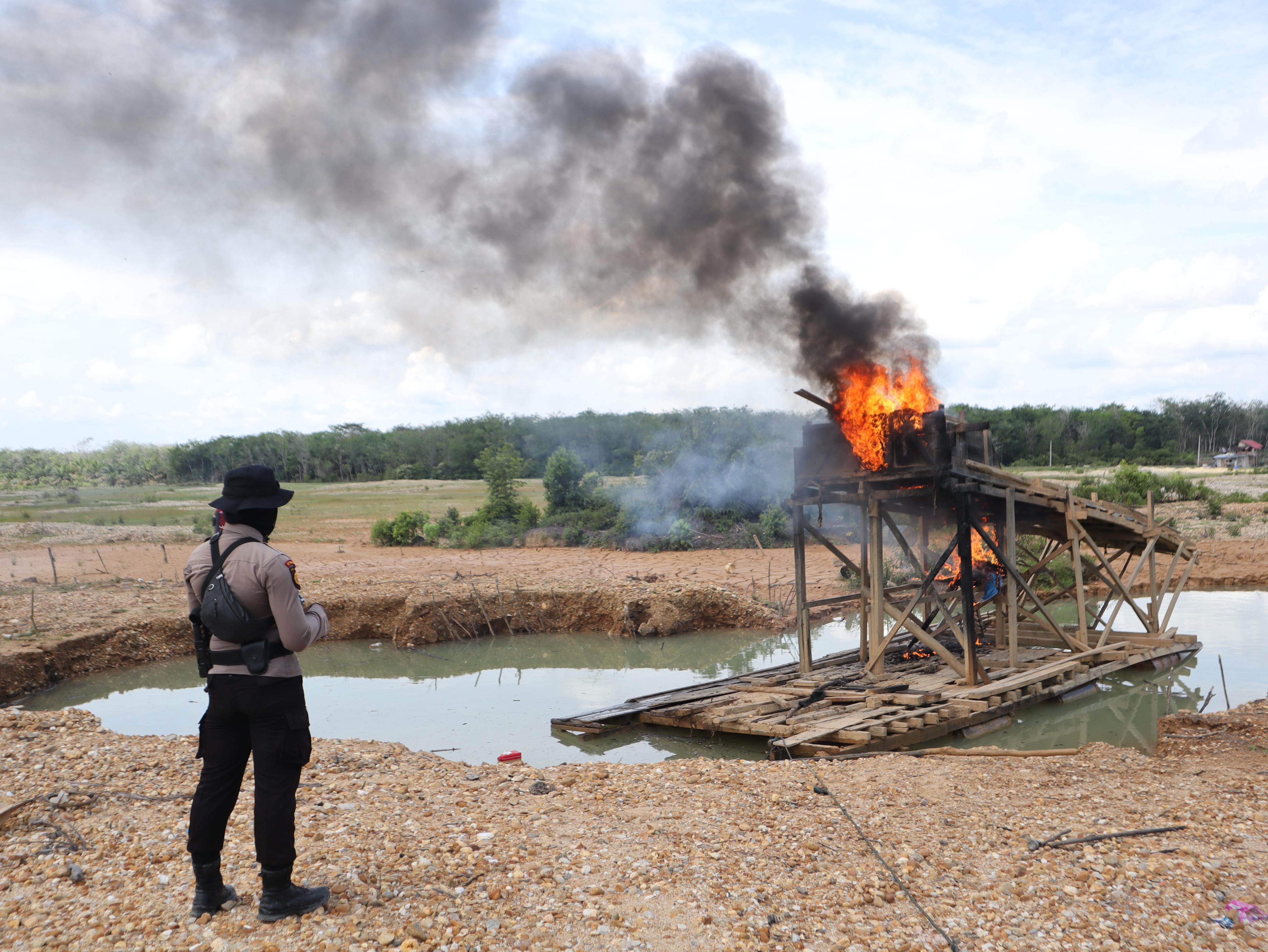 Memasuki Hari Ke-5 di Kuansing, Polda Riau Musnahkan 58 Rakit PETI di Sejumlah Lokasi