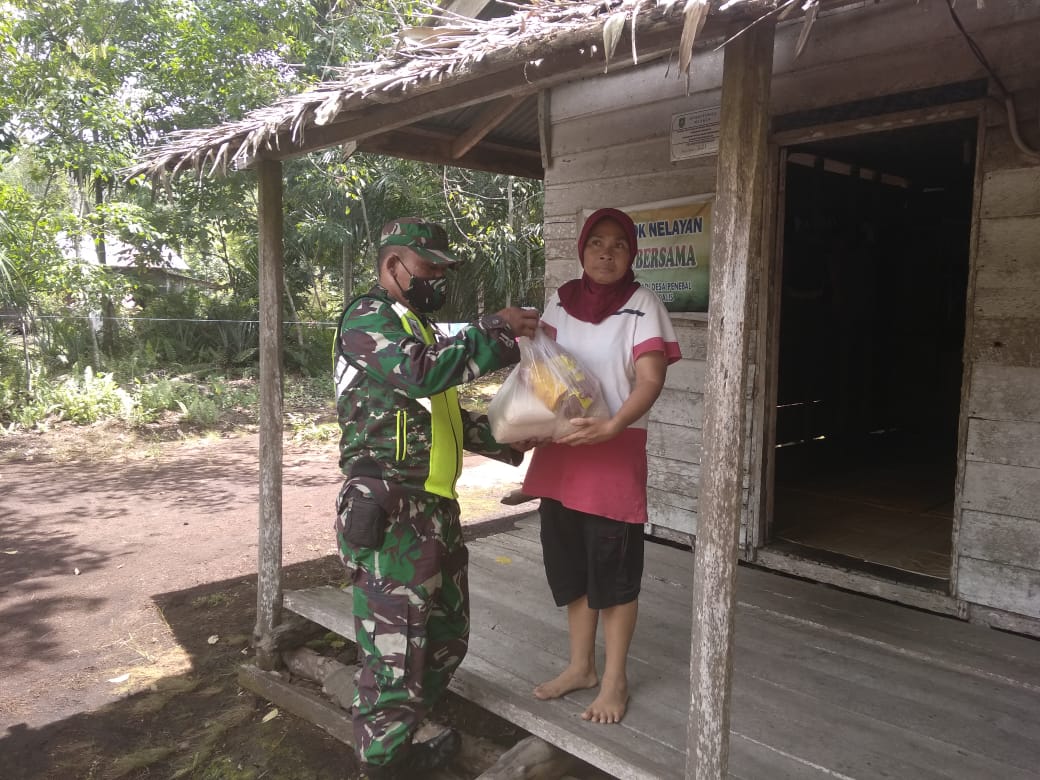 Kodim 0303 Bengkalis Bersama Babinsa Salurkan Bantuan Sembako Ke Warga