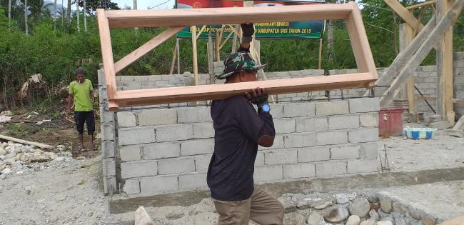 Pemasangan Kusen Jendela Mulai, Tinggal Sedikit lagi Rumah Tiga Pilar Selesai