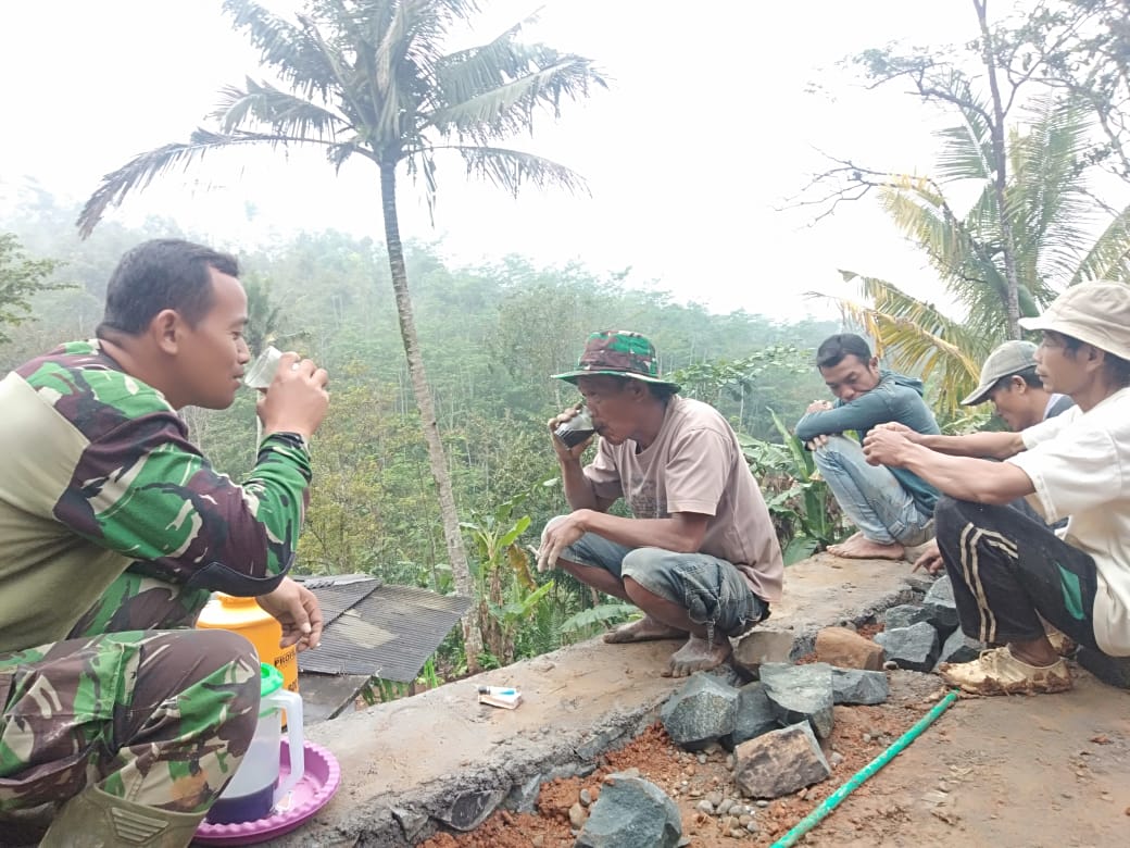 Meski Pahit, Kopi Itu Terasa Nikmat Saat Diseruput Usai Rabat Jalan TMMD