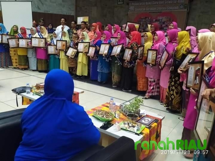 Semarak Peringatan Hari Guru, IGI Riau luncurkan 179 buku