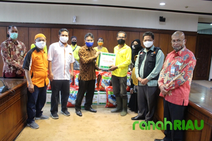 LAZISMU Pekanbaru dan BMPD Riau Serahkan paket sembako kepada Dhuafa 