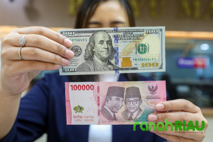 Rupiah Terseret Gejolak Global, Ditutup Melemah ke Rp17104 per Dolar AS