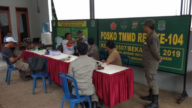Satpol PP Kecamatan Jatiasih Kunjungi Posko TMMD