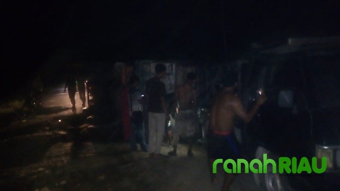 Akibat Jalan Rusak, Satu Unit Mobil Membawa Kelapa Terbalik