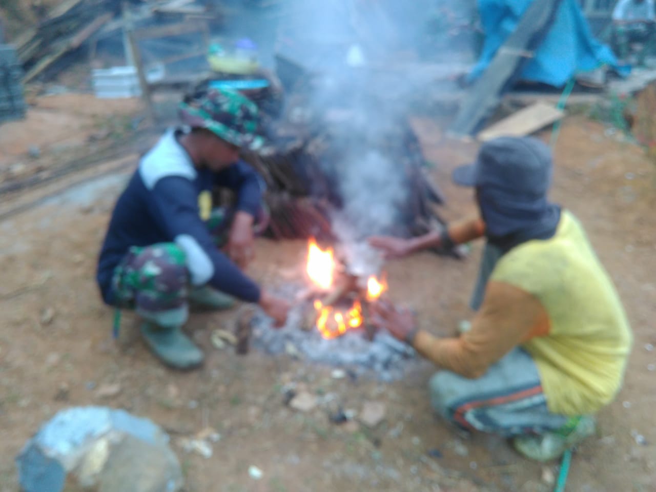 Cuaca Dingin,  Satgas TMMD Usir Dingin Dengan Perapian