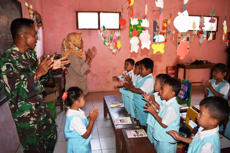 Cerianya Anak-anak Paud Jatimulya Bersama Anggota Satgas TNI Tegal