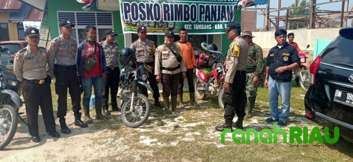 Kapolsek Tambang Turun Langsung Pemadaman Karlahut